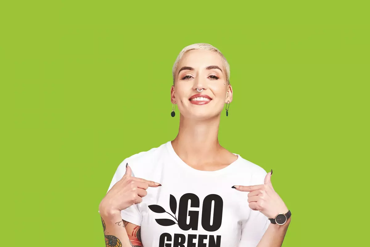 Frau mit kurzen Haaren mit GO GREEN T-Shirt vor grünem Hintergrund