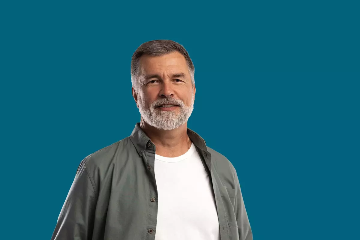 Führungskraft mit Hemd vor blauem Hintergrund