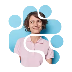 Element Frau in Poloshirt vor hellblauem Hintergrund