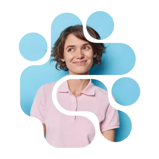 Element Frau in Poloshirt vor hellblauem Hintergrund