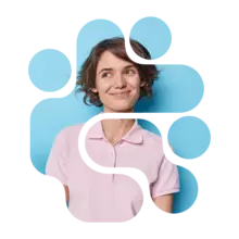 Element Frau in Poloshirt vor hellblauem Hintergrund