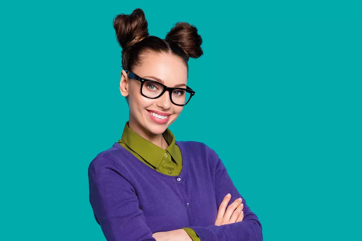 Frau mit Brille vor grünem Hintergrund