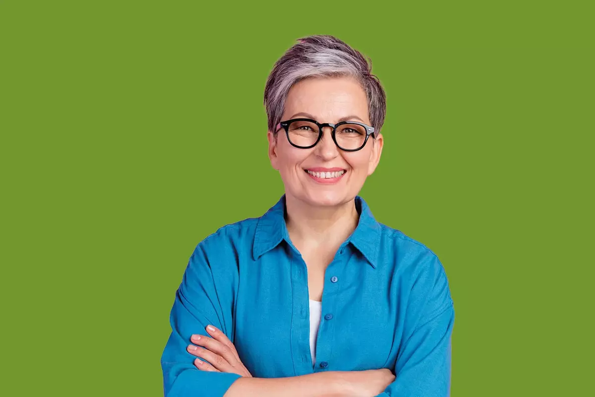 Frau in blauem Hemd vor grünem Hintergrund