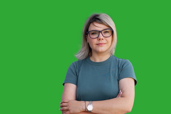 Betriebsratsmitglied vor grünem Hintergrund