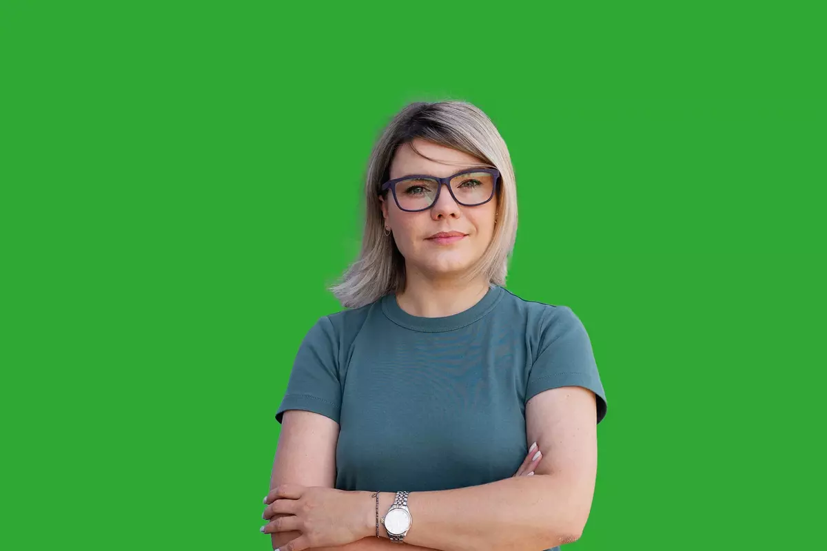 Betriebsratsmitglied vor grünem Hintergrund