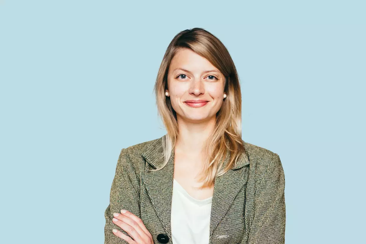 Persönliche Weiterbildung - Frau mit Balzer vor hellblauem Hintergrund