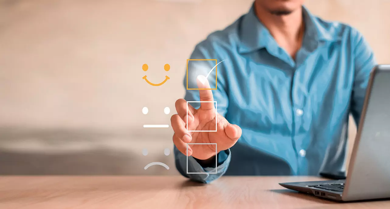 Mann gibt Online-Feedback ab