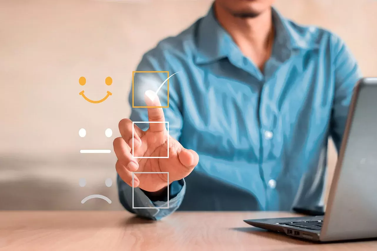 Mann gibt Online-Feedback ab