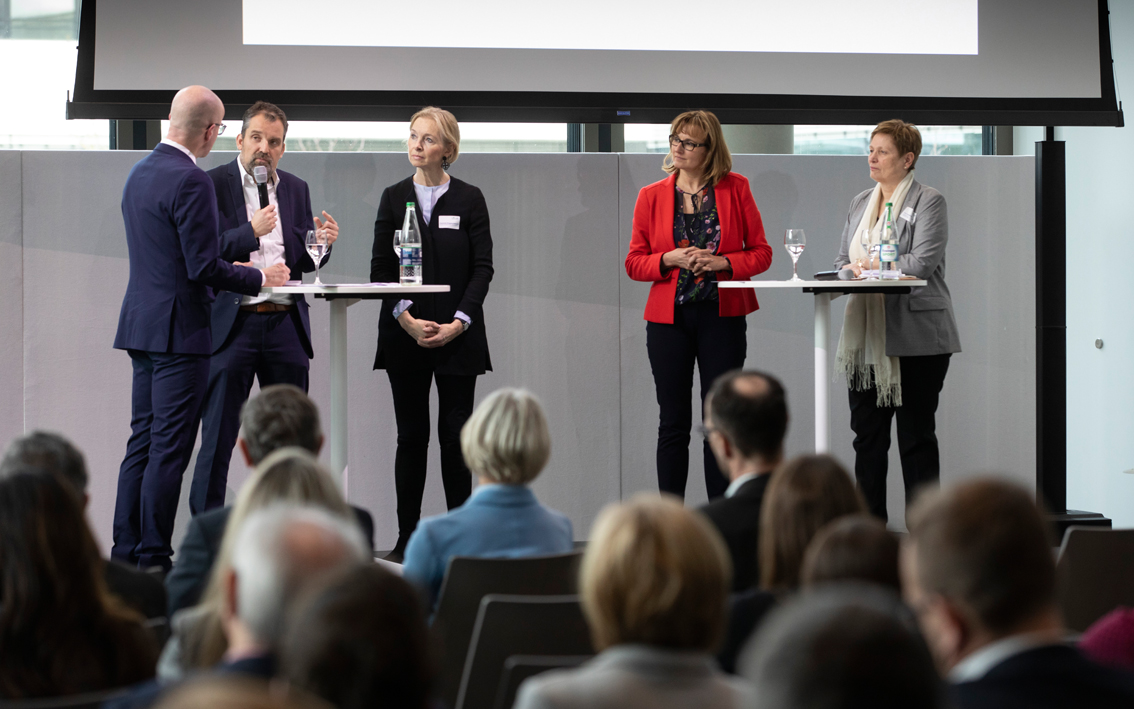Podiumsdiskussion Vereinbarkeit Familie und Beruf 4.0 Podiumsdiskussion Vereinbarkeit Familie und Beruf 4.0